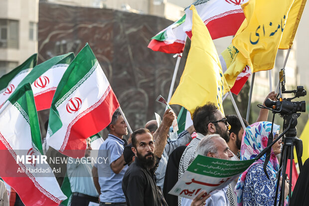 Tehraners rally in support of armed forces victory promise op

