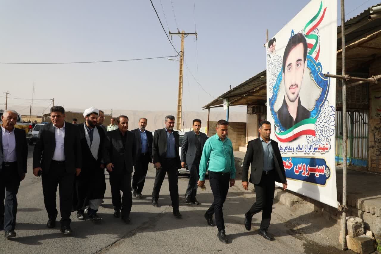 استاندار ایلام با خانواده شهید سیروس خنجری دیدار و گفتگو کرد