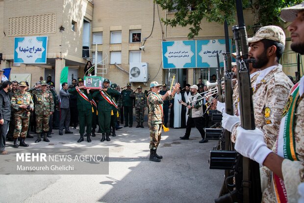 تشییع پیکر شهید «میلاد ملک» بر روی دستان مردم شاهرود