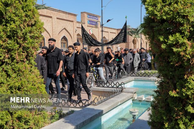 آئین سنتی «طشت گذاری» در بقعه شیخ صفیالدین اردبیلی آئین سنتی «طشت گذاری» در بقعه شیخ صفیالدین اردبیلی