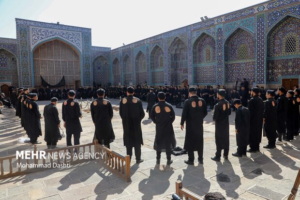 آئین سنتی «طشت گذاری» در بقعه شیخ صفی الدین اردبیل