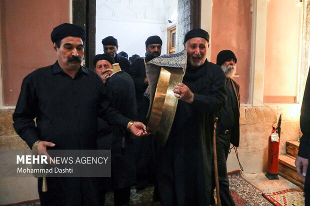 آئین سنتی «طشت گذاری» در بقعه شیخ صفی الدین اردبیل