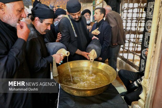 آئین سنتی «طشت گذاری» در بقعه شیخ صفی الدین اردبیل