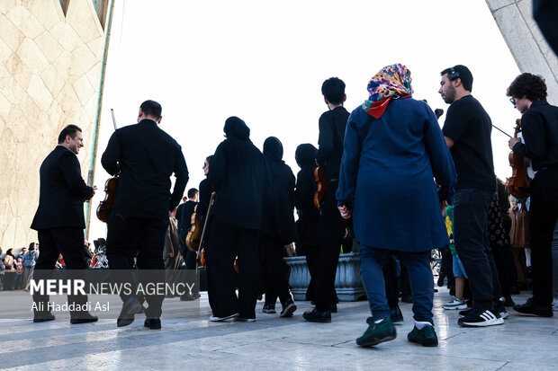 اجرای ارکستر سمفونیک تهران در میدان آزادی