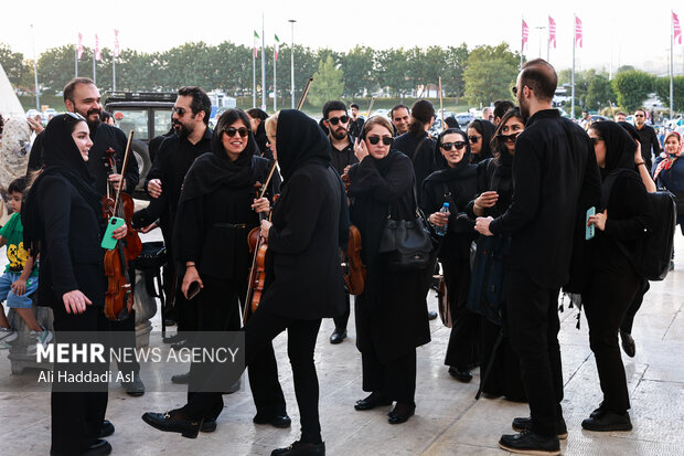اجرای ارکستر سمفونیک تهران در میدان آزادی