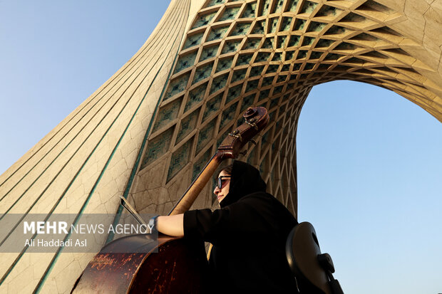 اجرای ارکستر سمفونیک تهران در میدان آزادی