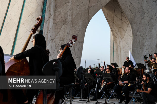 اجرای ارکستر سمفونیک تهران در میدان آزادی