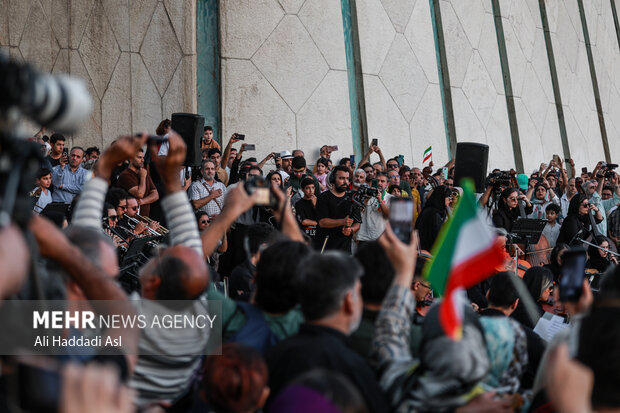 اجرای ارکستر سمفونیک تهران در میدان آزادی
