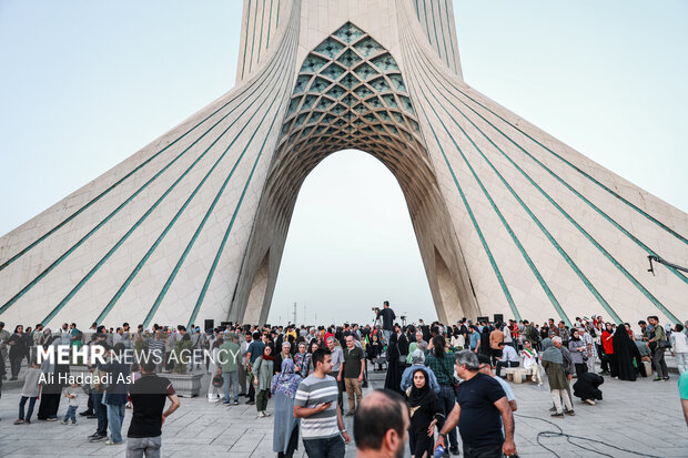 اجرای ارکستر سمفونیک تهران در میدان آزادی