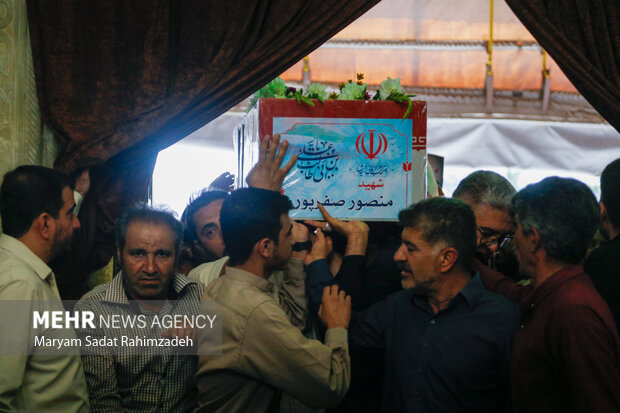 تشییع سردار شهید صفرپور در حرم شاهچراغ (ع)