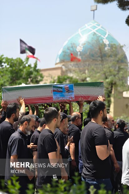 تشییع پیکر مطهر سردار شهید «سید محمود موسویان» در نراق