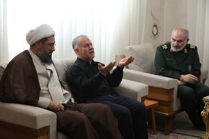 آیتالله شعبانی و فرمانده سپاه همدان در منزل شهیدان کریمی و دینوری