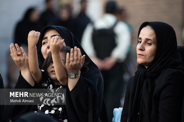 آیین تعویض پرچم حسینیه اعظم زنجان همزمان با شب اول محرم