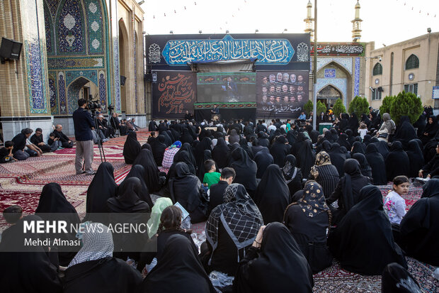 آیین تعویض پرچم حسینیه اعظم زنجان همزمان با شب اول محرم