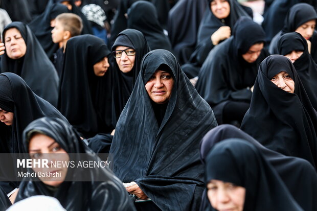 اهتزاز پرچم عزای حسینی بر فراز گنبد حرم بانوی کرامت