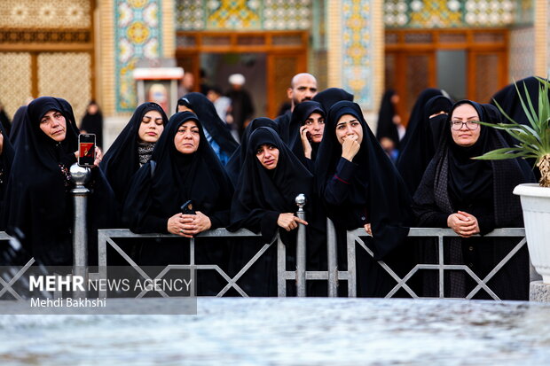 اهتزاز پرچم عزای حسینی بر فراز گنبد حرم بانوی کرامت