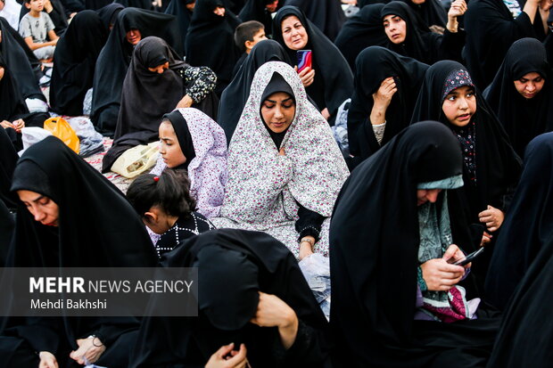 اهتزاز پرچم عزای حسینی بر فراز گنبد حرم بانوی کرامت