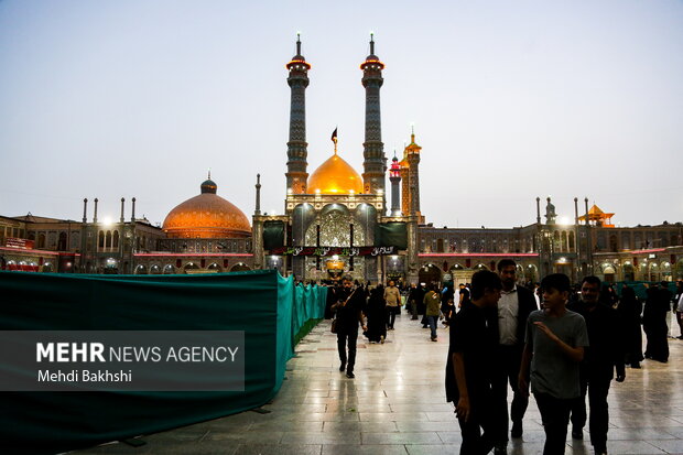 اهتزاز پرچم عزای حسینی بر فراز گنبد حرم بانوی کرامت