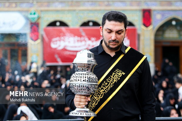 اهتزاز پرچم عزای حسینی بر فراز گنبد حرم بانوی کرامت