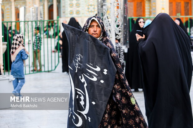 اهتزاز پرچم عزای حسینی بر فراز گنبد حرم بانوی کرامت