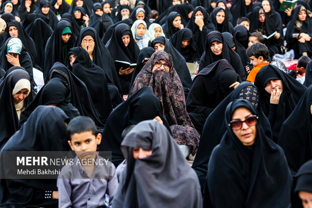 اهتزاز پرچم عزای حسینی بر فراز گنبد حرم بانوی کرامت