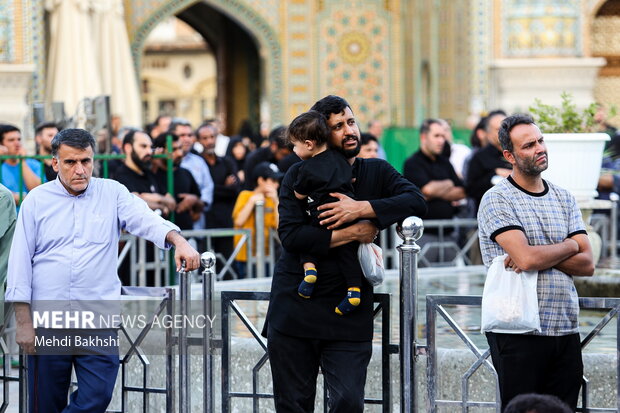 اهتزاز پرچم عزای حسینی بر فراز گنبد حرم بانوی کرامت