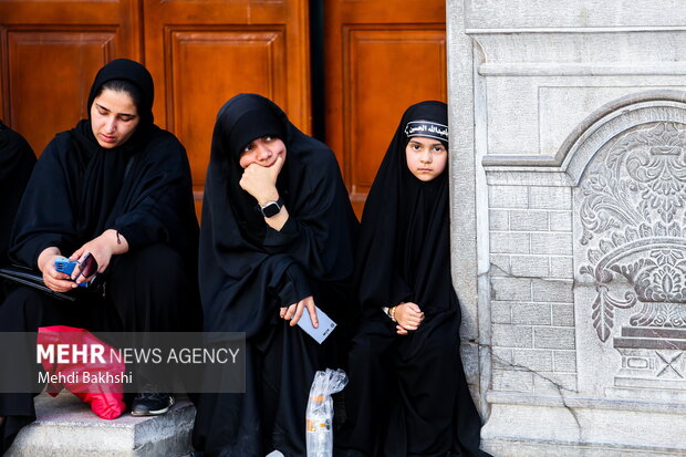 اهتزاز پرچم عزای حسینی بر فراز گنبد حرم بانوی کرامت