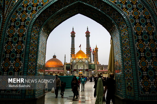 اهتزاز پرچم عزای حسینی بر فراز گنبد حرم بانوی کرامت