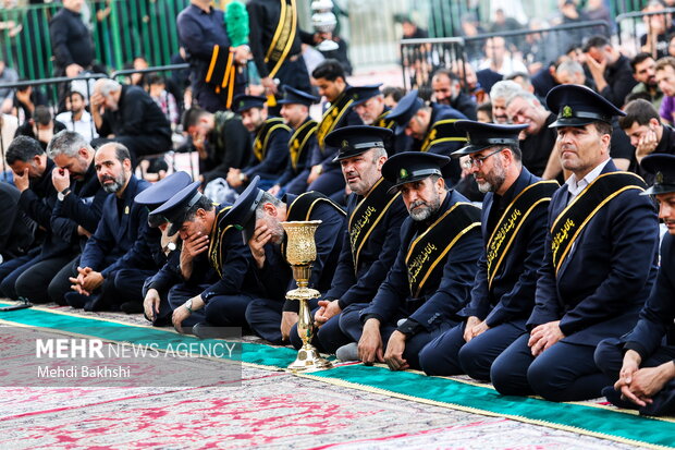اهتزاز پرچم عزای حسینی بر فراز گنبد حرم بانوی کرامت