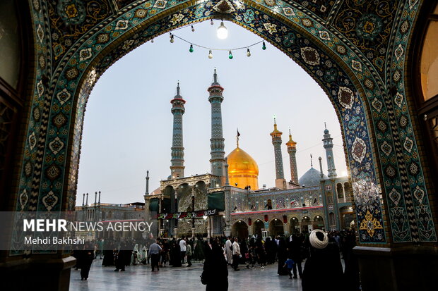 اهتزاز پرچم عزای حسینی بر فراز گنبد حرم بانوی کرامت