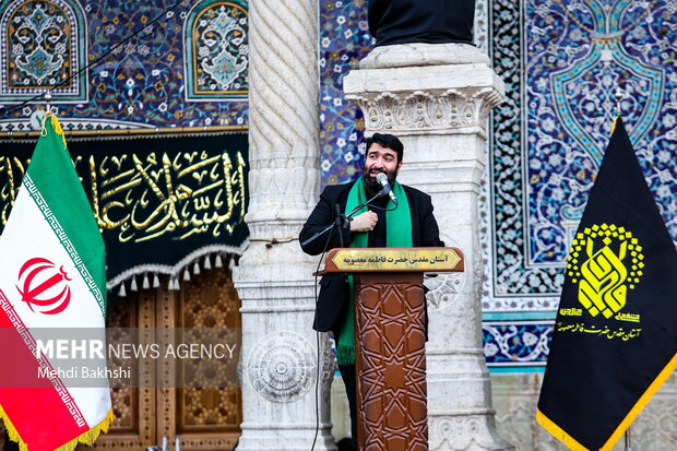 اهتزاز پرچم عزای حسینی بر فراز گنبد حرم بانوی کرامت