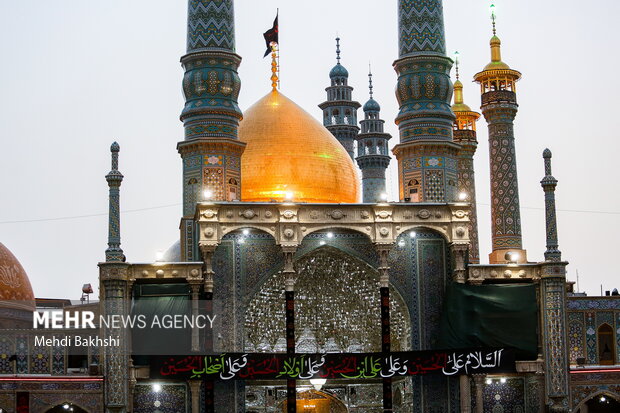 اهتزاز پرچم عزای حسینی بر فراز گنبد حرم بانوی کرامت