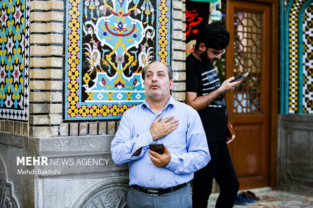 اهتزاز پرچم عزای حسینی بر فراز گنبد حرم بانوی کرامت