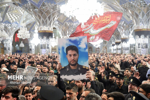 مراسم وداع با پیکر ۱۳ شهید حمله رژیم صهیونیستی در حرم رضوی برگزار شد مراسم وداع با پیکر ۱۳ شهید حمله رژیم صهیونیستی در حرم رضوی برگزار شد