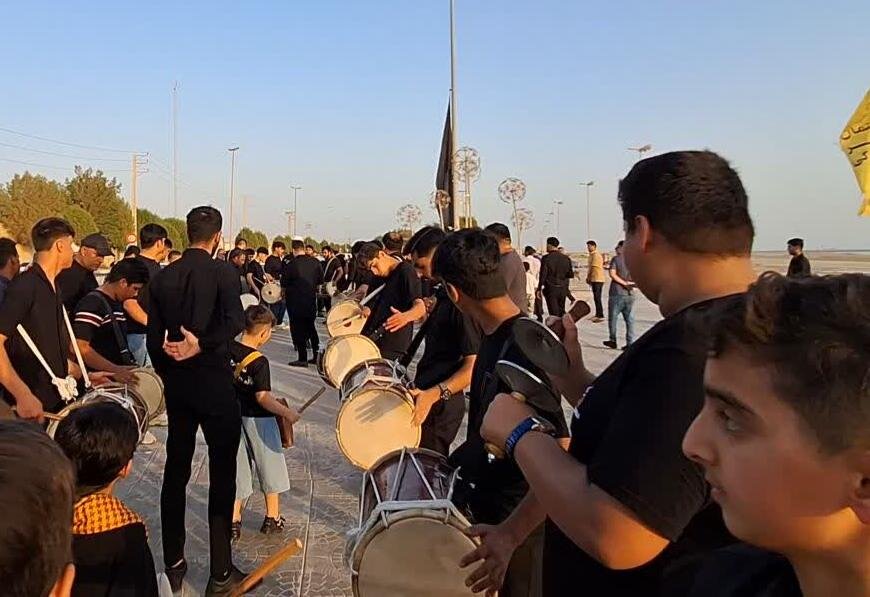 پرچم عزای حسینی در گناوه به اهتزاز درآمد