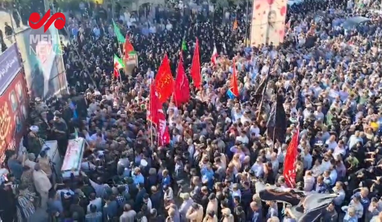 سنگ تمام مردم دلفان در تشییع پیکر شهید «حسین محمودی»