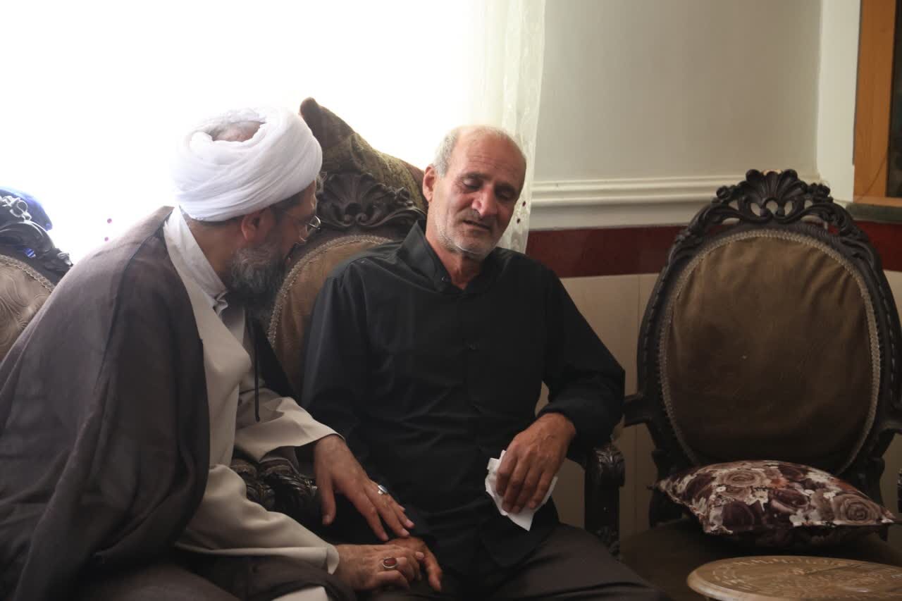 آیتالله شعبانی و فرمانده سپاه همدان در منزل شهیدان کریمی و دینوری