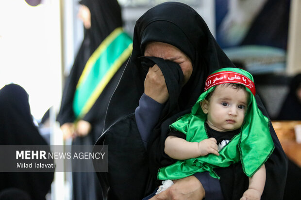 لالایی مادرانه با سوز اشک برای ۶ ماهه کربلا