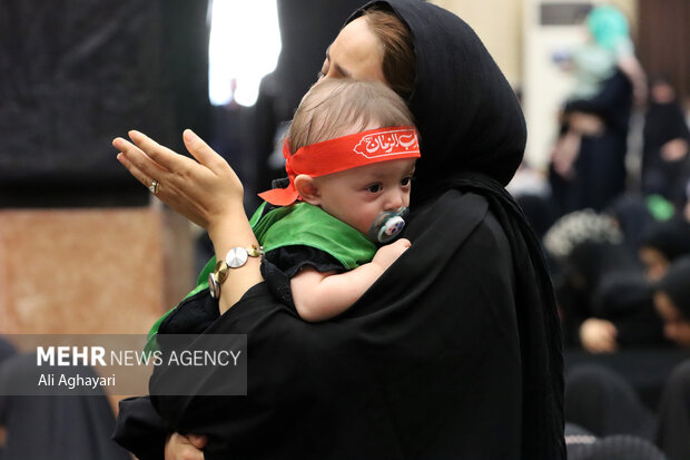 لالایی مادرانه با سوز اشک برای ۶ ماهه کربلا