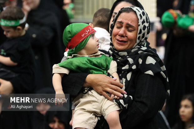 لالایی مادرانه با سوز اشک برای ۶ ماهه کربلا