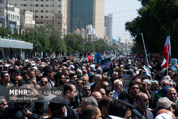 مراسم تشییع پیکر ۱۵ شهید جنایت رژیم صهیونیستی در مشهد - ۱8