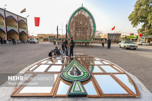 آیین نخل‌بندی؛ نیایشِ قامت‌های چوبی در مهریز
