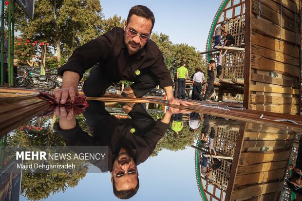 آیین نخل‌بندی؛ نیایشِ قامت‌های چوبی در مهریز