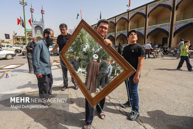 آیین نخل‌بندی؛ نیایشِ قامت‌های چوبی در مهریز