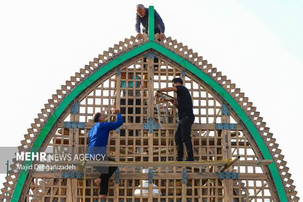 آیین نخل‌بندی؛ نیایشِ قامت‌های چوبی در مهریز