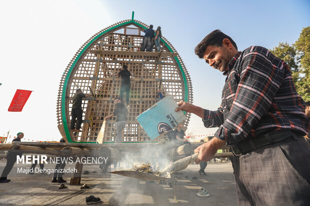 آیین نخل‌بندی؛ نیایشِ قامت‌های چوبی در مهریز