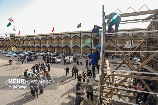 آیین نخل‌بندی؛ نیایشِ قامت‌های چوبی در مهریز