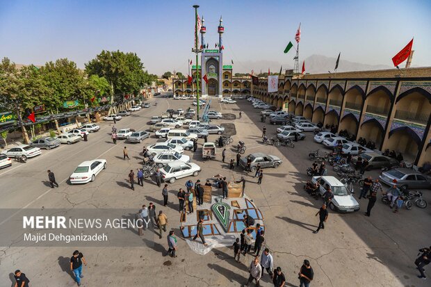 آیین نخل‌بندی؛ نیایشِ قامت‌های چوبی در مهریز