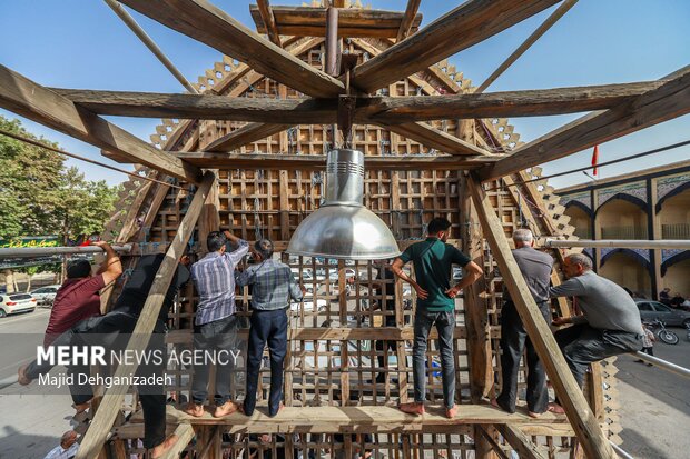 آیین نخل‌بندی؛ نیایشِ قامت‌های چوبی در مهریز