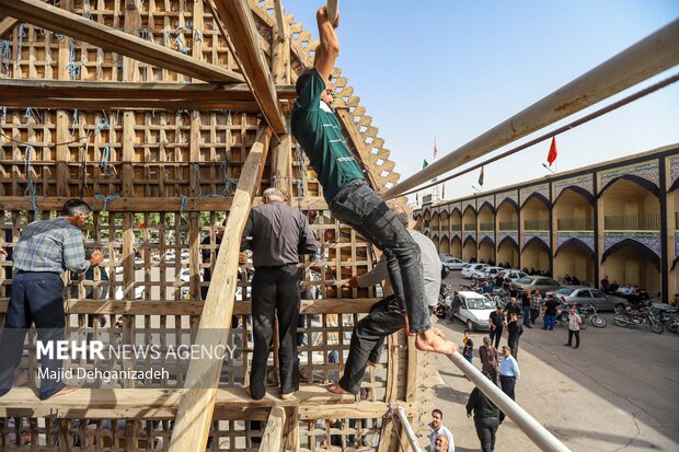 آیین نخل‌بندی؛ نیایشِ قامت‌های چوبی در مهریز